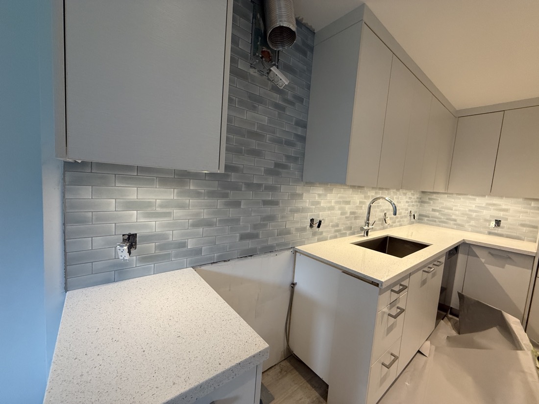 Kitchen with a textured tile backsplash